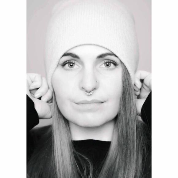 Meet your Posher, Courtney - Picture 1 of 1